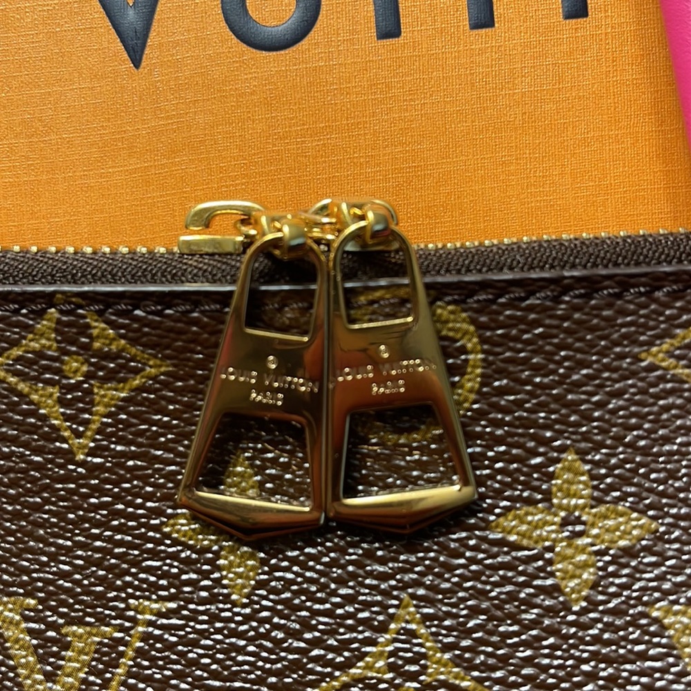 LOUIS VUITTON
Monogram Lorette - Picture 4 of 8